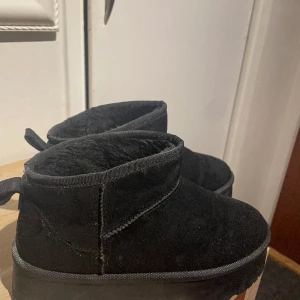 Vinter skor - Säljer dessa snygga ugg aktiga (fake) vinter skor med hög sula då de är för stora. De endast använda ett få antal gånger och är i nyskick. De är varma innuti (se bild 2).Hör av er vid intresse eller ev frågor!😀