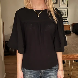 blus - snygg blus i fint skick, har lite större/fladdriga ärmar💓