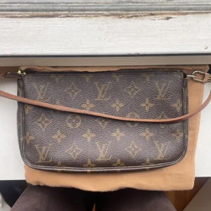 Louis Vuitton  - Jag säljer min älskade  Louis Vuitton väska. Väskan är äkta och köpt från the vintagebar för ca 1,5 årsedan, kvitto finns🙏  Väskan har inga defekter mer än att den är lite rostig på dragkedjan, men inget som syns när den används💓
