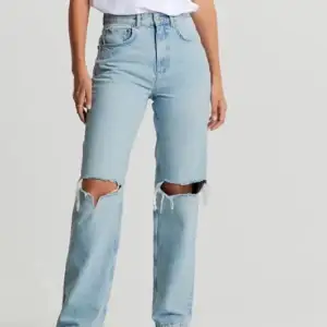 Snygga jeans, kommer inte till nån användning därav säljer dom. Storleken är 32 men jeansen är stor i storleken så passar mer 34