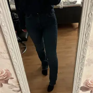 Mörkblå high waist jeans från zara med slits vid benen! Säljs pågrund av att jag inte längre använder högmidjat. Inga synliga defekter, har klippt längden så den passar mig, är ca 162cm