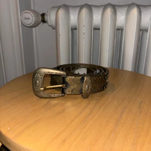 Bälte y2k - Jättecoolt bälte som är bronsfärgad/silverrostig i metall. Säljer då jag inte har den stilen längre men det är i väldigt bra skick och det går att flytta metallbitarna för att få fram hålen till bältet! Pris går att diskuteras!!