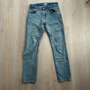 Blå Woodbird jeans - Blåa Woodbird jeans i storlek 30/34