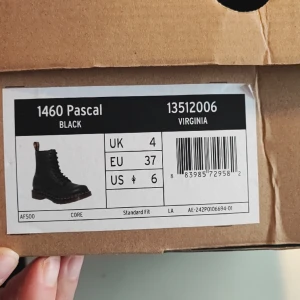 Dr. Martens - Helt nya de. Martens modell:14.60  Köptes för 2100 kr Gick dom i julklapp förra året men de var för små