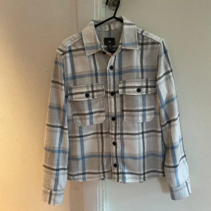Rutig skjort jacka  - Rutig skjort jacka från hm. Aldrig kommit till användning. Storlek Xs. Köparen står för frakten 