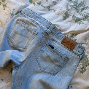 Säljer dessa lågmidjade lee jeans då de är för små för mig, de är ljusblå med några slitningar och lite utsvänga ner till💕 Midjemått ca 38-39 cm Innerbenslängd 80cm