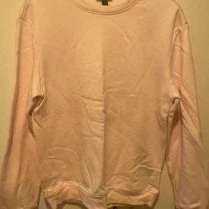 Rosa sweatshirt  - Rosa sweatshirt från H&M, storlek S, använd en gång, skriv för mer information 