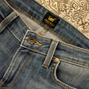 Ljusa Lee jeans  - Jättefina, knappt använda Lee jeans. De har diskreta dragkedjor på varje ben längst ner, se bild.  W28/L31