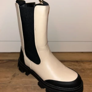 Beiga boots  - Beiga boots från Astrid Frank. Aldrig använda därav perfekt skick