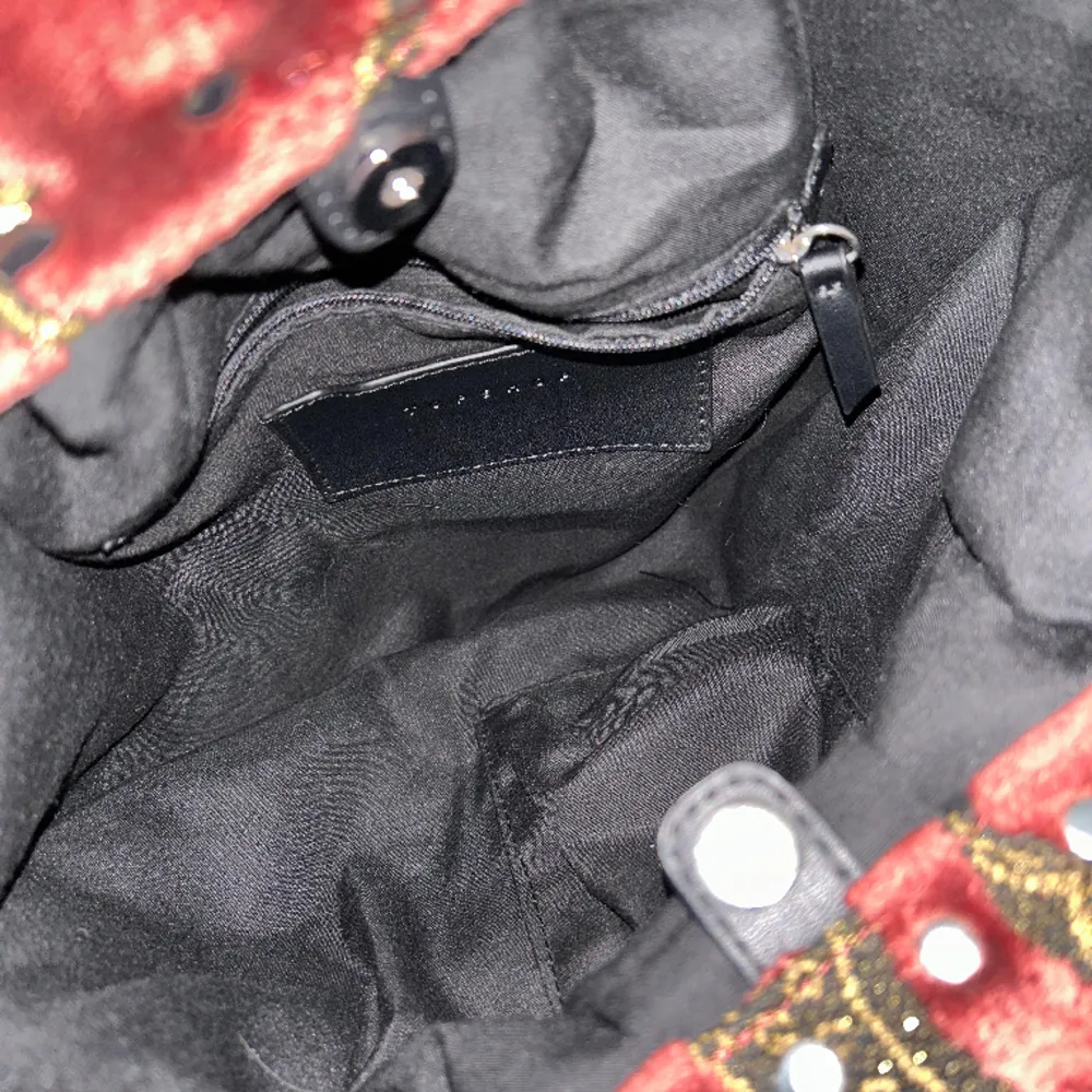Fin och speciell väska i jättebra skick, strukturerat tyg, ficka med dragkedja och stängs med magnet. 🦋. Väskor.