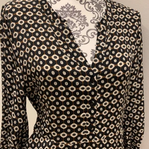 Klänning - Klänning från Indiska, använd 1 gång. Lättsam att bära och snygg till boots/kängor❣️