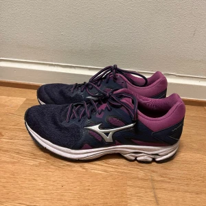 Löparskor Mizuno - Lila löparskor, Wave Kizuna från Mizuno. Storlek 40. Endast använda inomhus. 