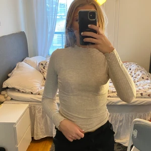 Fin tröja - Jättesöt basic beige tröja med fin detalj vid halsen 😍😍😍 den är bara använd en gång!!