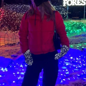 Röd jacka från BikBok - Bilden är tagen av mig!  Säljer denna röda jacka, nästan aldrig använt den ❤️❤️