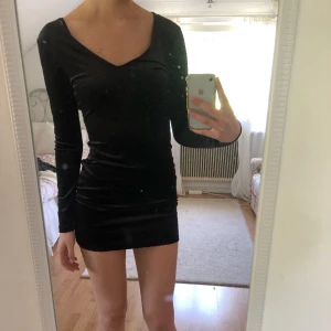 Svart festklänning - Svart tight festklänning i sammetsmaterial🖤
