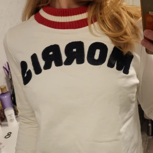 Morris tröja - Stickad krage, rakt midja. Bekväm och mysig. Säljer då jag aldrig använder den. Köpt på Boozt, knappt använd därför helt felfri och fläckfri. Vill bli av med den.