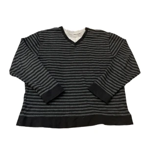 grå randigtröja/sweatshirt - säljer denna mysiga grå randiga tröjan, den är i bra. busten är lite stor. om du har frågor så är det bara att kontakta mig.