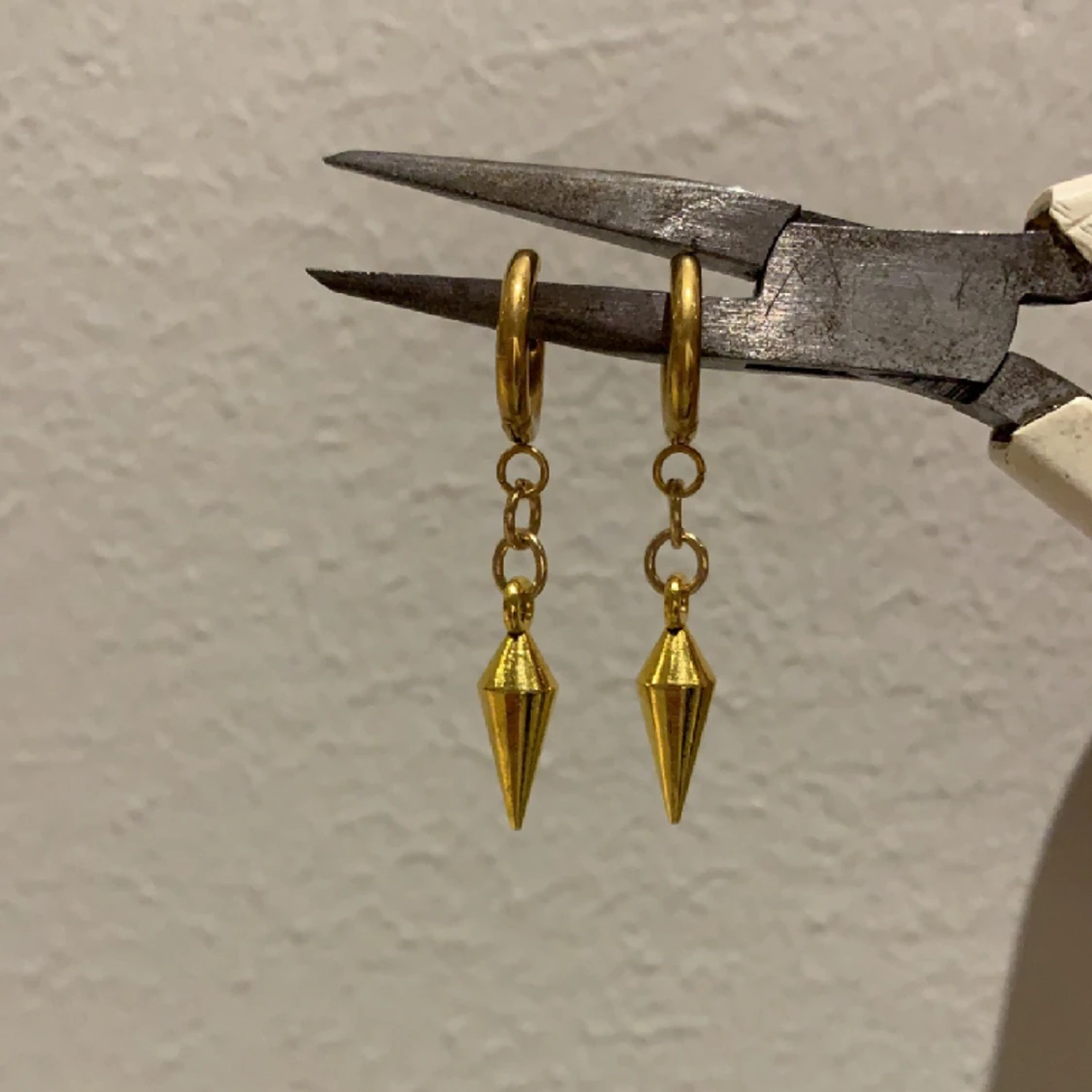 Guld örhängen med nitar🌟🪩 - 90