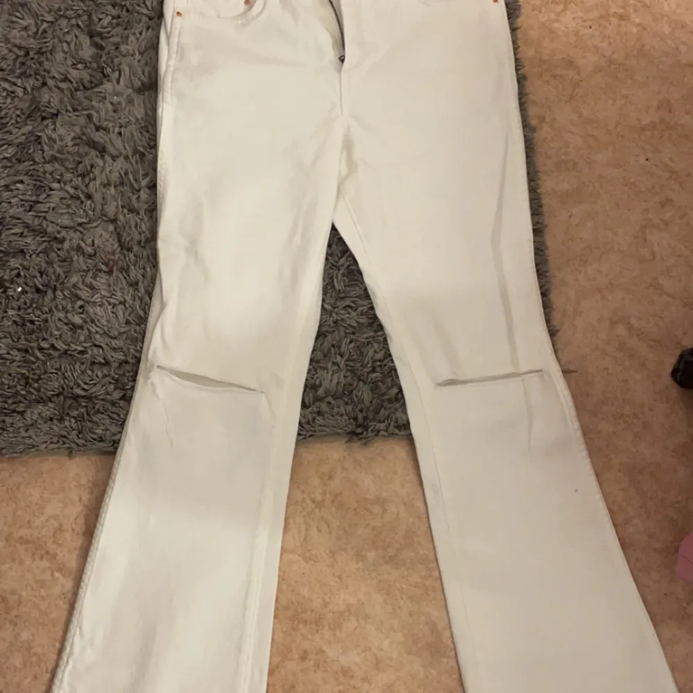 Vita jeans från H&M,aldrig använt, storlek 29/32 passar som S/M. Jeans & Byxor.