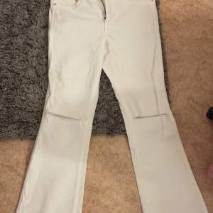 Vita jeans från H&M,aldrig använt, storlek 29/32 passar som S/M