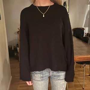 stickad tröja  - mysig svart stickad tröja i fint skick, köp gärna med ”köp nu”💗