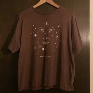 t-shirt ! - TRYCK EJ PÅ KÖP NU från lager 157, knappt använd. strl L, passar M/L.