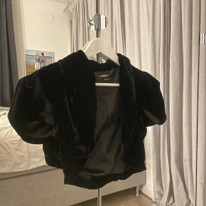 Bolero - Så sjuuukt snygg sammet bolero! Köparen står för frakten!💕PRIS GÅR ATT DISKUTERAS VID SNABB AFFÄR! Säljer fler liknande på min sida🫶🏽!