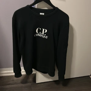 C.p. Company tröja - Hejsan! Säljer min c.p. Company tröja på grund av att den har blivit för liten, tröjan är helt ny och är i skick 10/10
