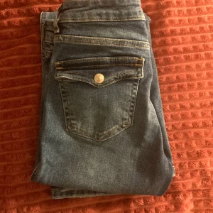 y2k blå jeans  - Jeans i y2k stil med snygga fickor där bak. Kommer inte till användning💙