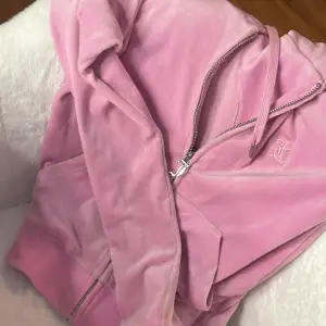 Säljer en jätte fin rosa juicy couture tröja som är köpt från Nelly i storlek XXS, super bra skick och knappt använd, tvättar innan skickar efter köp ,säljer pga inte kommer till användning längre. står inte för frakt hör av dig för mer bilder!