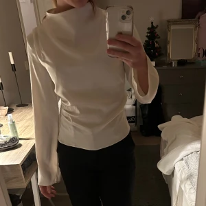 Satinblus - Aldrig använd, endast testad💕cremevit i färgen