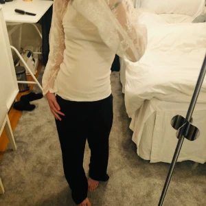 Vacker blommönstrad crop top  - En super vacker neutralt blommmönstrad crop topp, genomskinlig. Andvänd en gång, bra skick. Mycket fint tyg❣️ inräknad frakt