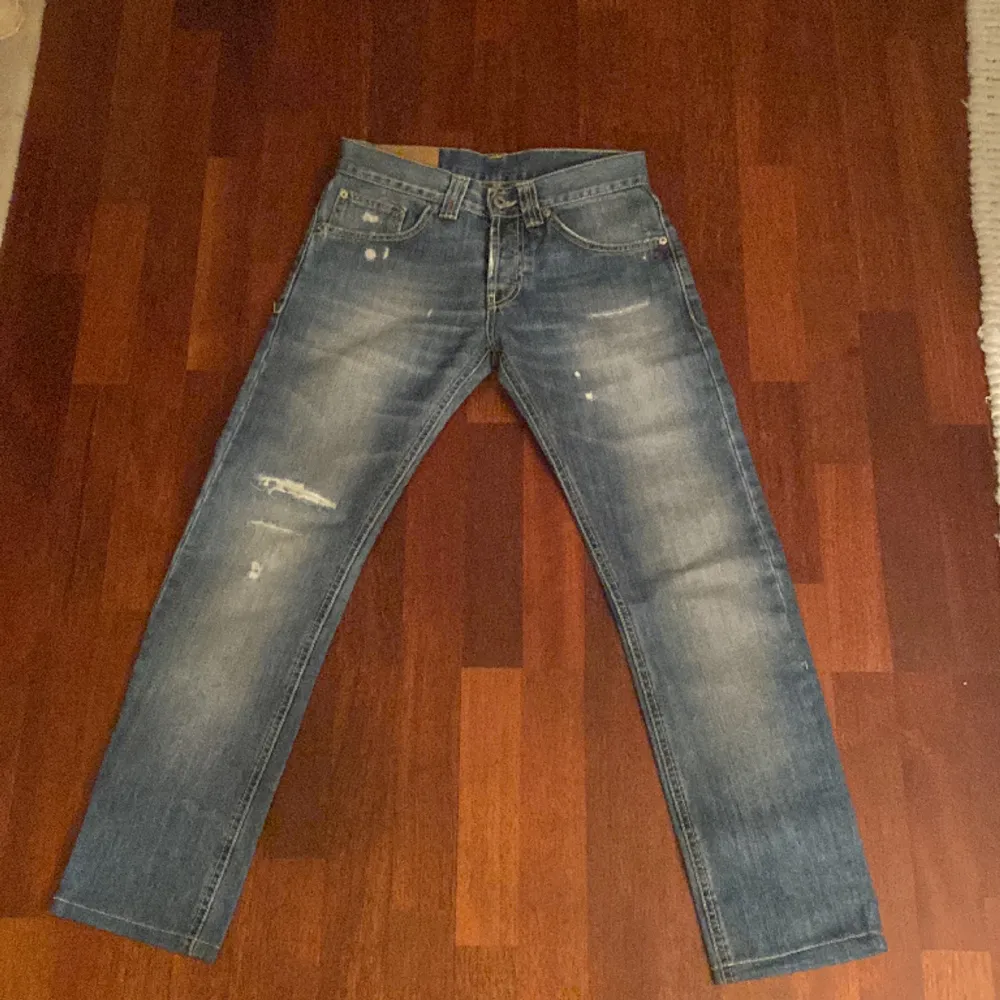 Tja, säljer mina dondup jeans för att dom är för små på mig (jag är 178). Dom är storlek 29 US och skicket är bra. Skriv gärna till mig om ni har frågor!. Jeans & Byxor.