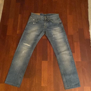 Dondup jeans  - Tja, säljer mina dondup jeans för att dom är för små på mig (jag är 178). Dom är storlek 29 US och skicket är bra. Skriv gärna till mig om ni har frågor!