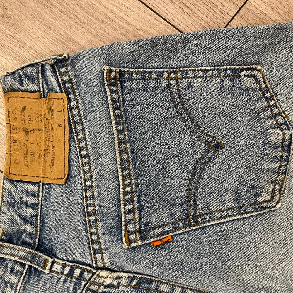 (Nr.3) Vintage Levis jeans!   Superfina, har litet hål bak vid en av fickorna 🤍. Jeans & Byxor.