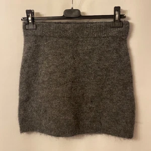 Stickad kjol - Grå stickad kjol, aldrig använd. Märke: Gina tricot. Storlek: S