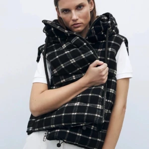 Väst från Zara - Super fin väst som är köpt ifrån Zara. Knappt använd och är i fint skick🤍