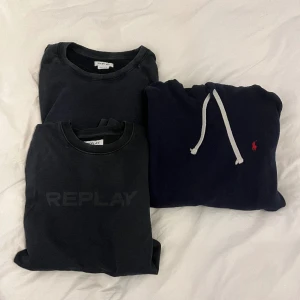 Tröjor  - 2 fina tröjor från replay och en hoodie från Ralph lauren  Relph lauren: st L fint skick kostar runt 1500kr ny mitt pris 400kr Replay tröja med text på bröstet: st M kostar runt 1000kr ny mitt pris 300kr  Replay tröja utan tryck: fint skick mitt pris 300