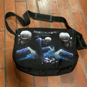 Avenged sevenfold väska - Asfet väska med tryck från bandet avenged sevenfold. Rymmer en stor laptop. Nyskick