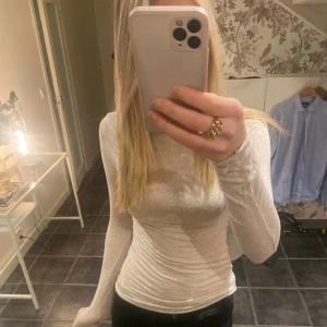 Intimissimi tröja  - Säljer min beiga Intimissimi tröja! I bra skick💓Nypris runt 600kr (först till kvarn så ingen budgivning eller likande, bara att trycka på köp nu vid intresse)💓💓