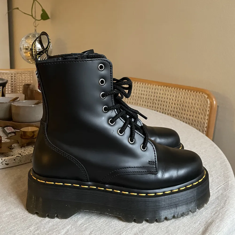 Ett par Jadon från dr. Martens i Storlek 38 Använda enbart 1 ggn så i perfekt skick fortfarande :) Nypris 2400kr. Skor.