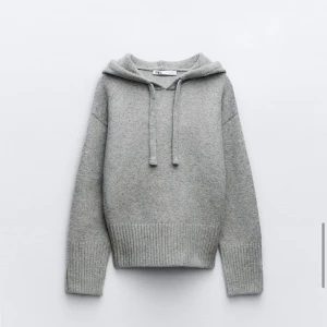 Zara stickad hoddie  - Säljer min stickade hoddie från Zara, använd ca 5 gånger så fint skick! Kom privat för fler bilder💕 Kan mötas upp i Jönköping eller frakta, köparen står för frakten!