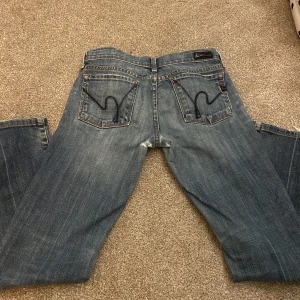 Sååå coola jeans  - Dessa snygga jeans som tyvärr blivit för korta för mig❤️ har ett litet hål vid låret som inte syns då det är på insidan (se bild 3) storleken är 26 men har satt dit en extra knapp så den kan bli tajtare om man vill det (kontakta för bild) pris kan diskuter