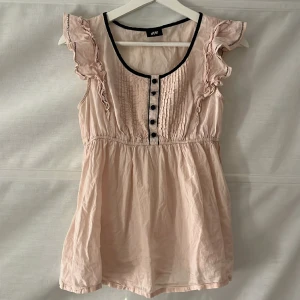 Rosa blus - Knappt använd. Knapparna går inte att öppna💗