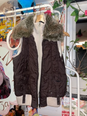 Snygg väst från Vila - Skön och varm väst från Vila! I mycket gott skick. 💗