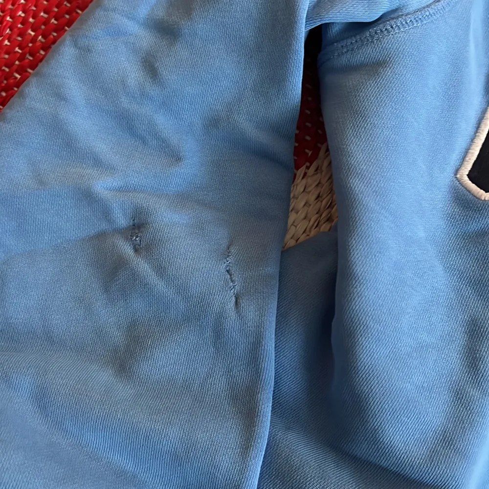 Jätte fin blå Gant tröja. Har två stygn insydda för att laga hål därav priset 🫶🏼. Hoodies.