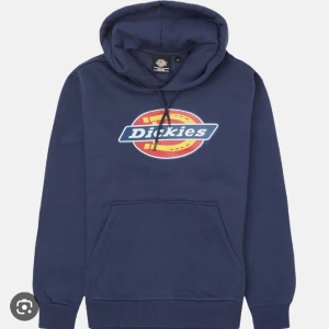 Mörkblå dickies hoodie  - Mörkblå dickies hoodie som jag inte använder mer. Den är i storlek small och har inga tydliga defekter, snöret är lite gammalt i den men annars är hoodie i fint skick.  Använd gärna köp nu!🩷