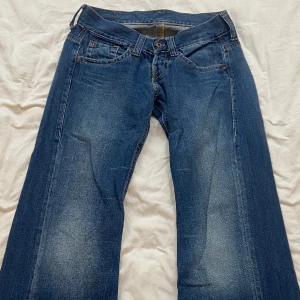 Lågmidjade bootcut replay jeans - Säljer de perfekta lågmidjade jeansen från märket replay, skicket är super bra och de är vintage. Kan tänka mig att diskutera priset! Kontakta mig vid frågor eller intresse, frakt tillkommer!🫶🏼