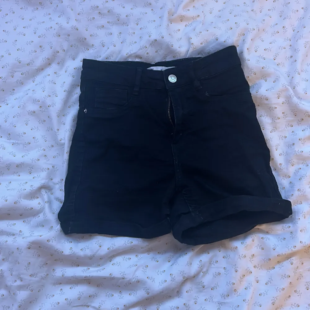 Superfina highwaist jeansshorts som jag inte använder längre💓 bra kvalitet!😍. Shorts.