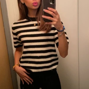 Randig stickad tröja - Säljer min as fina randiga stickade tröja , i nytt skick!!